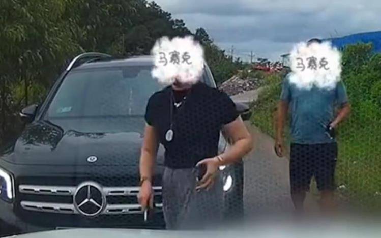 皇冠信用网会员注册_“亮证逼迫让路”奔驰女被曝亮的是假证皇冠信用网会员注册，律师：伪造国家机关证件，情节严重可能触犯刑法