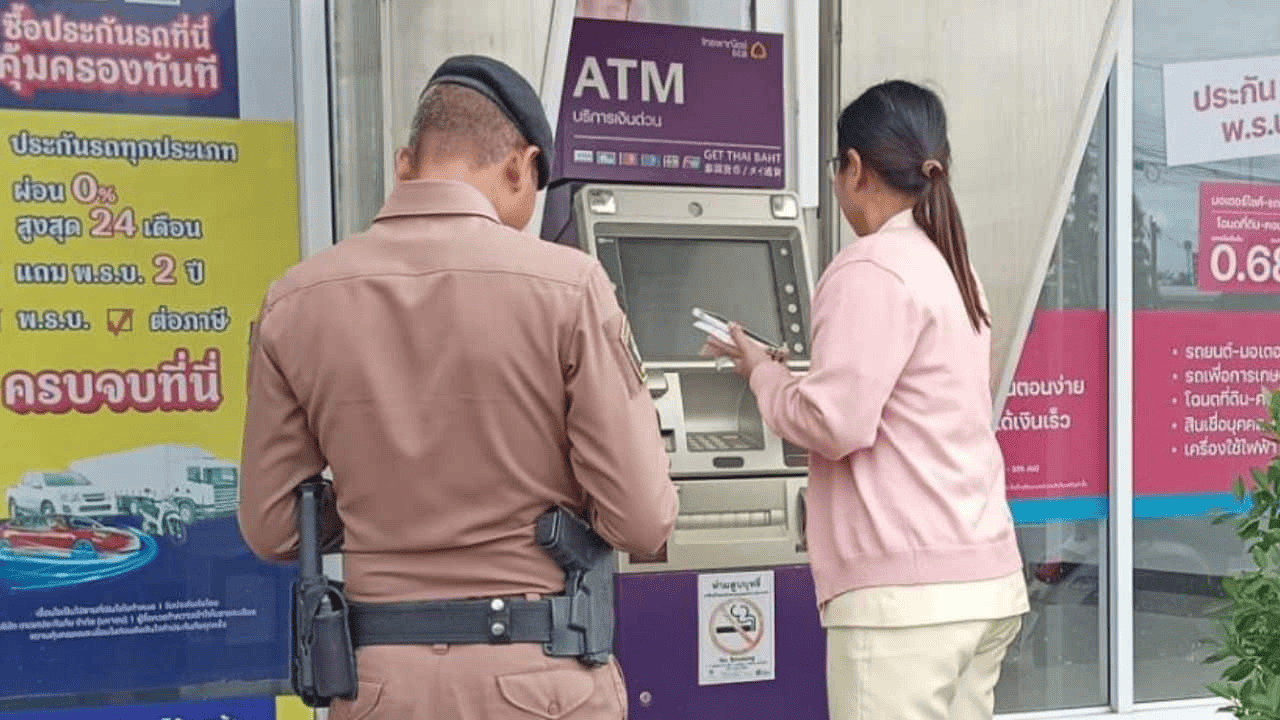 皇冠信用網结算日_泰国女子在ATM机取钱皇冠信用網结算日，取款口突然窜出一条蛇