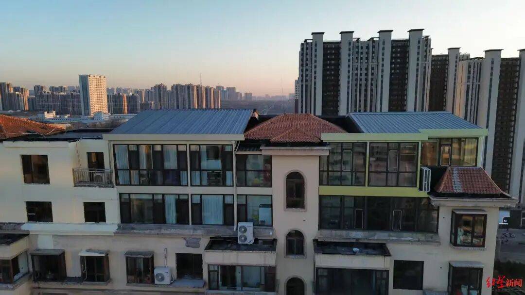 皇冠mos022_山西一小区被曝多个顶楼住户违规加盖房屋：有的甚至修建成阁楼皇冠mos022，致几十户房子墙面裂缝