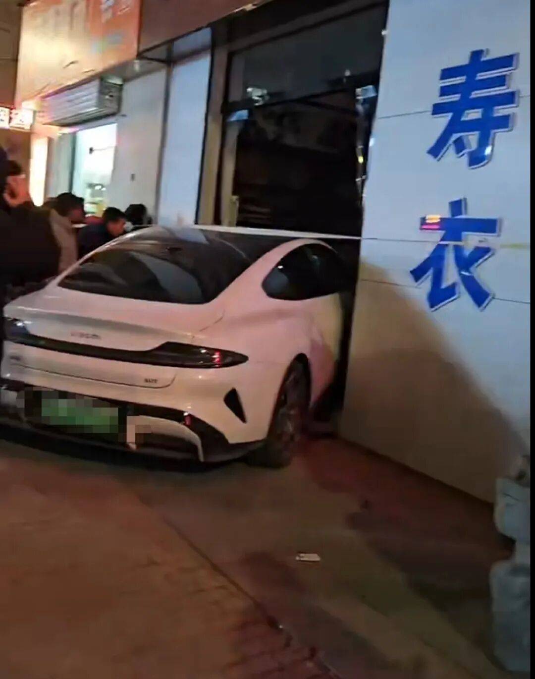 怎么申请皇冠信用网_山西长治一小米SU7冲进寿衣店怎么申请皇冠信用网,店主:寿衣店受到一定程度损毁,目前已闭店;交警:确有一起涉小米汽车交通事故